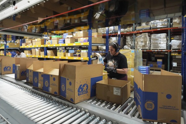 Người Mỹ đối mặt làn sóng hủy đơn hàng Người Mỹ đối mặt làn sóng hủy đơn hàng