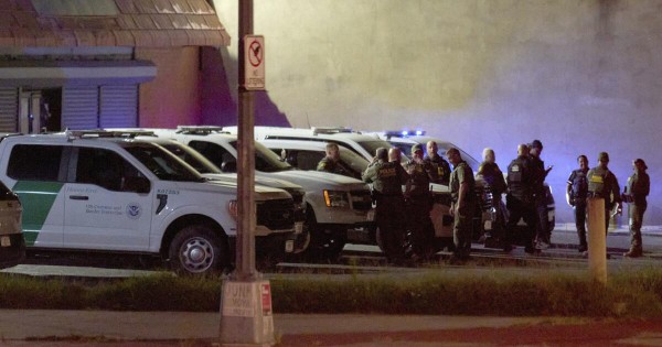 Người ném bánh sandwich vào đặc vụ Mỹ thoát truy tố Người ném bánh sandwich vào đặc vụ Mỹ thoát truy tố