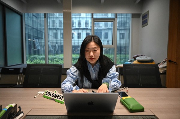 Người trẻ Trung Quốc lập công ty một người vì lo 'lời nguyền tuổi 35'