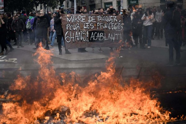 Nguy cơ bạo động bùng phát trong ngày tổng đình công và biểu tình thứ 10 tại Pháp