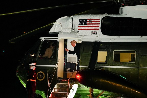 Nhà Trắng để cờ Mỹ chạm đất trong ảnh chụp ông Trump? Nhà Trắng để cờ Mỹ chạm đất trong ảnh chụp ông Trump?