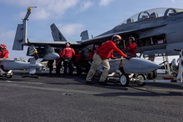 Nhà Trắng họp các nhà thầu quân sự để tăng tốc sản xuất vũ khí? Nhà Trắng họp các nhà thầu quân sự để tăng tốc sản xuất vũ khí?