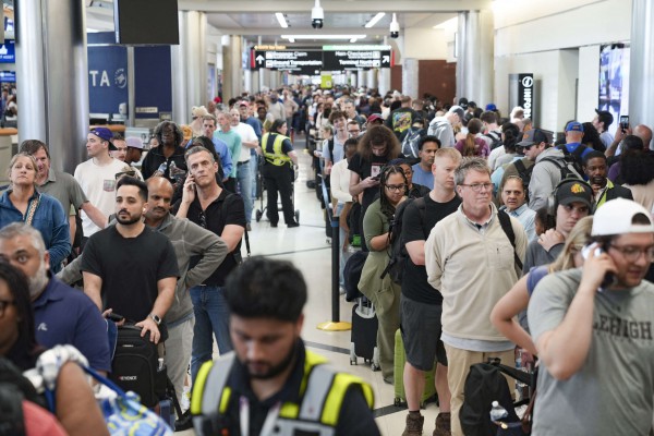 Nhân viên an ninh nghỉ hàng loạt, nhiều sân bay Mỹ quá tải
