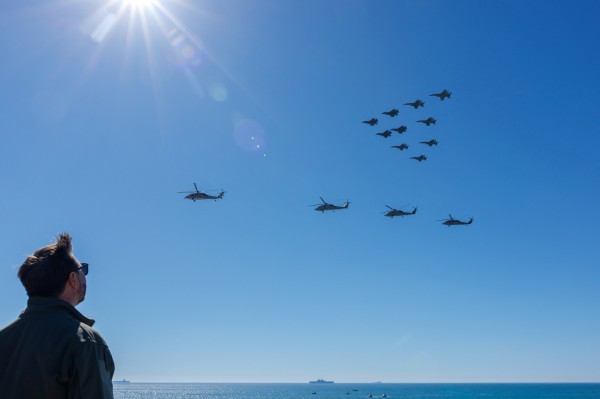 Nhiều mảnh đạn pháo rơi xuống xa lộ, trúng xe hộ tống Phó tổng thống Mỹ