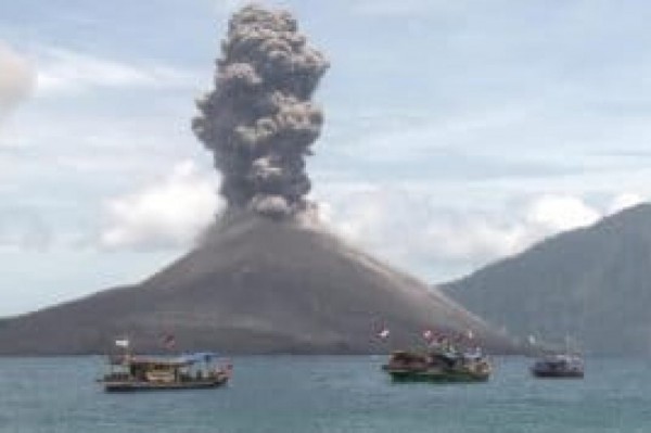 Núi lửa Anak Krakatau “thức giấc” khiến người dân Indonesia hoảng sợ