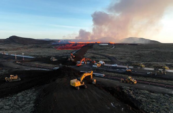 Núi lửa phun trào tại Iceland gây thiệt hại về nhà cửa