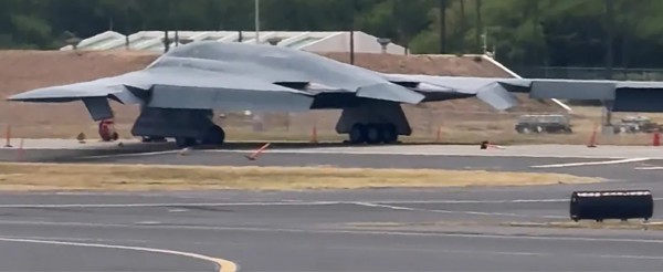 Oanh tạc cơ B-2 mồi nhử của Mỹ hạ cánh khẩn tại Hawaii? Oanh tạc cơ B-2 mồi nhử của Mỹ hạ cánh khẩn tại Hawaii?