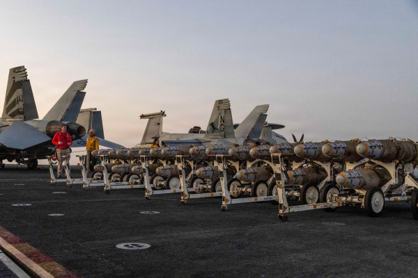 Oanh tạc cơ Bóng ma và nhiều vũ khí Mỹ tham chiến chống Iran Oanh tạc cơ Bóng ma và nhiều vũ khí Mỹ tham chiến chống Iran