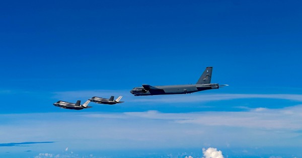 Pháo đài bay B-52 tập trận tấn công gần Venezuela giữa căng thẳng Pháo đài bay B-52 tập trận tấn công gần Venezuela giữa căng thẳng