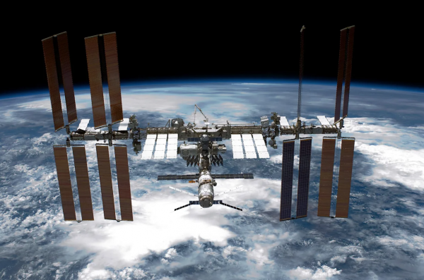 Phi hành đoàn trạm không gian ISS phải trú ẩn vì rò rỉ ở module Nga