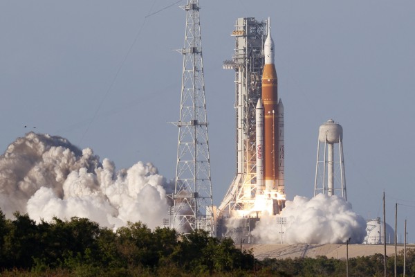 Phi hành gia NASA khởi hành lên mặt trăng