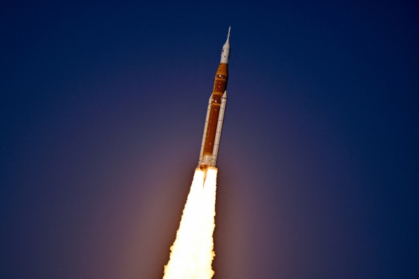 Phi hành gia NASA khởi hành lên mặt trăng