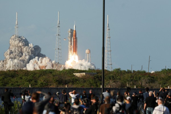 Phi hành gia NASA khởi hành lên mặt trăng