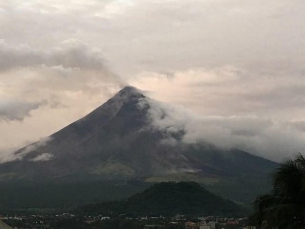 Philippines nâng cảnh báo núi lửa Mayon lên mức “khó kiểm soát”