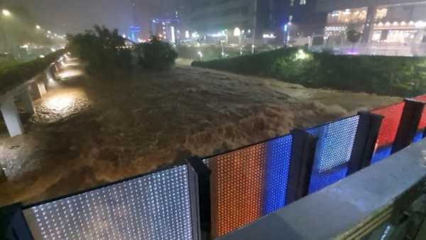 Phố biến thành sông ở thủ đô Hàn Quốc sau mưa lũ lịch sử