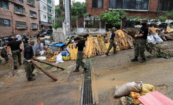 Phố biến thành sông ở thủ đô Hàn Quốc sau mưa lũ lịch sử