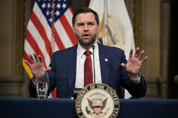 Phó tổng thống Mỹ nói 'bị ám ảnh' về UFO, sẽ 'tìm ra sự thật'