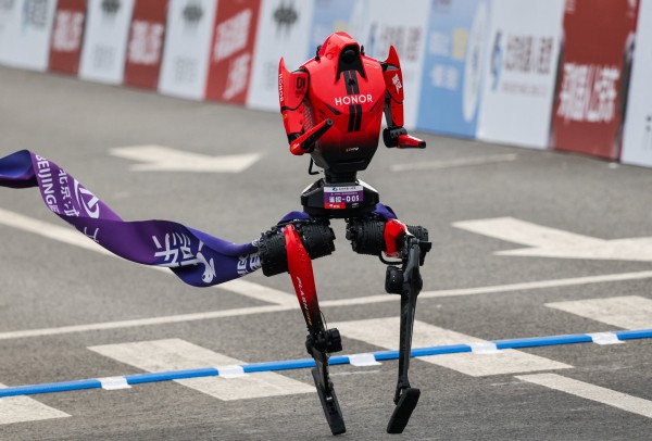 Robot Trung Quốc phá kỷ lục chạy bán marathon của con người