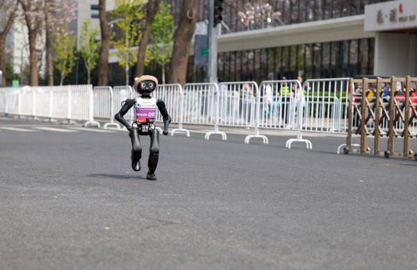 Robot Trung Quốc phá kỷ lục chạy bán marathon của con người