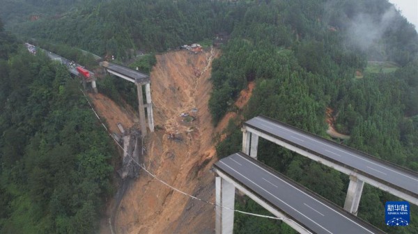 Sập cầu tại Trung Quốc, xe container nằm vắt vẻo ngay mép cầu