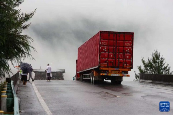 Sập cầu tại Trung Quốc, xe container nằm vắt vẻo ngay mép cầu