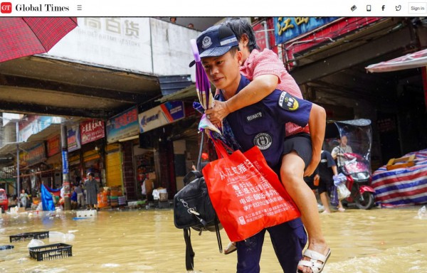 Sập cầu tại Trung Quốc, xe container nằm vắt vẻo ngay mép cầu