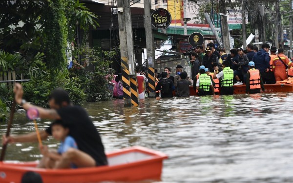 Siêu bão Chido tàn phá lãnh thổ Pháp, lũ lụt hoành hành ở Nam Thái Lan