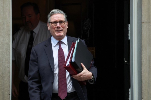 Sóng gió bủa vây Thủ tướng Anh Starmer