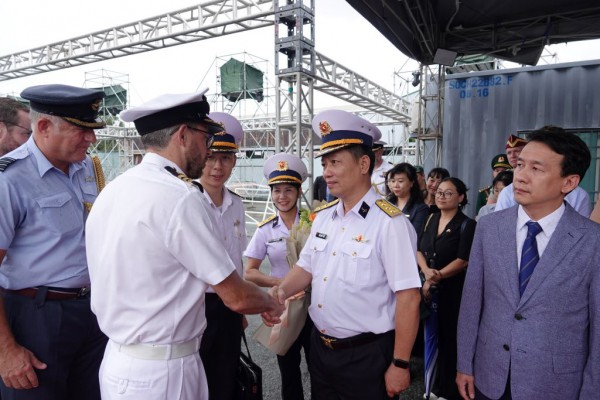 Tàu chiến Anh HMS Richmond cập cảng Sài Gòn Tàu chiến Anh HMS Richmond cập cảng Sài Gòn