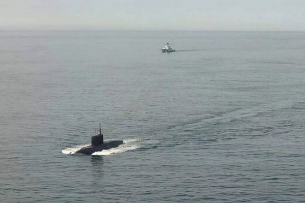 Tàu ngầm Nga buộc phải nổi lên gần lãnh thổ Anh vì có nguy cơ nổ? Tàu ngầm Nga buộc phải nổi lên gần lãnh thổ Anh vì có nguy cơ nổ?