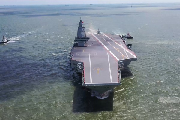 Tàu sân bay Phúc Kiến của Trung Quốc đi qua eo biển Đài Loan