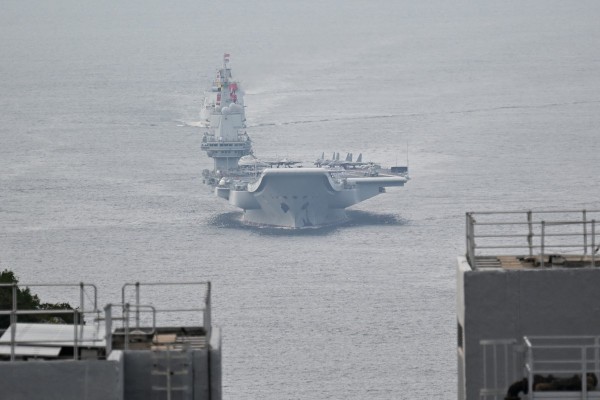 Tàu sân bay Trung Quốc vào cảng Hồng Kông