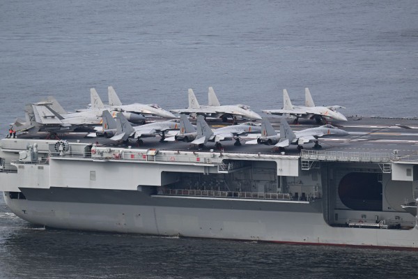 Tàu sân bay Trung Quốc vào cảng Hồng Kông