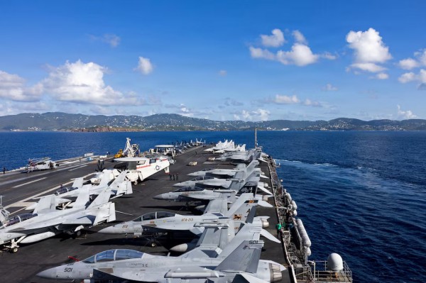 Tàu sân bay mới nhất của Mỹ phải cập cảng sau vụ cháy hơn 30 tiếng