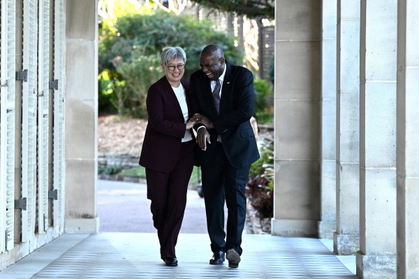 Tay đôi trên nền tay ba Tay đôi trên nền tay ba