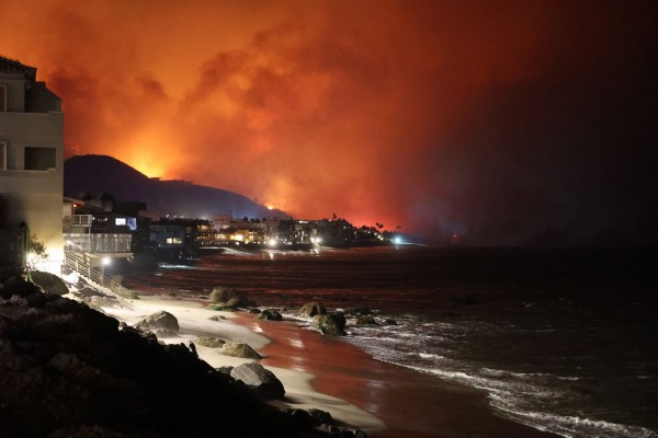 Thảm họa cháy rừng lịch sử tại California (Mỹ): Bão lửa càn quét như "tận thế"