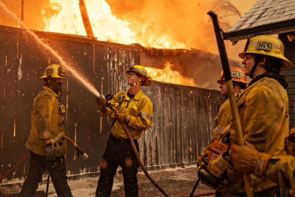 Thảm họa cháy rừng lịch sử tại California (Mỹ): Bão lửa càn quét như "tận thế"