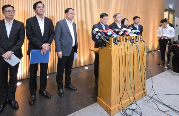 Thảm kịch cháy chung cư Hồng Kông: cứu sống thêm hàng chục người, đã kiểm soát cháy Thảm kịch cháy chung cư Hồng Kông: cứu sống thêm hàng chục người, đã kiểm soát cháy