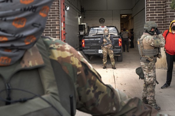 Thẩm phán Mỹ ra lệnh thả hàng trăm người nhập cư không giấy tờ Thẩm phán Mỹ ra lệnh thả hàng trăm người nhập cư không giấy tờ