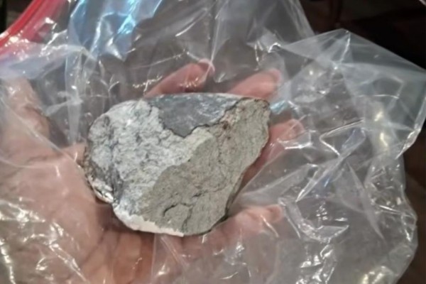 Thiên thạch lao xuống bang Texas, mảnh vỡ xuyên thủng mái nhà người dân