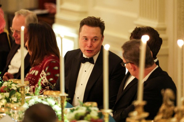 Tỉ phú Elon Musk dự tiệc tối với Tổng thống Trump và Thái tử Ả Rập Xê Út Tỉ phú Elon Musk dự tiệc tối với Tổng thống Trump và Thái tử Ả Rập Xê Út