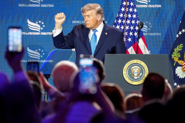 Tòa Tối cao Mỹ cản ông Trump sa thải thành viên Fed