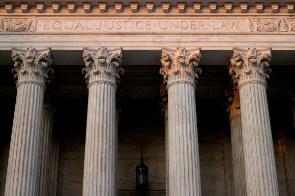 Tòa án tối cao ra phán quyết ủng hộ chính sách của Tổng thống Trump Tòa án tối cao ra phán quyết ủng hộ chính sách của Tổng thống Trump