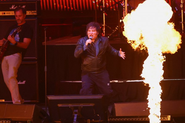 Tổng thống Argentina trình diễn nhạc rock trước sân khấu 15.000 người Tổng thống Argentina trình diễn nhạc rock trước sân khấu 15.000 người