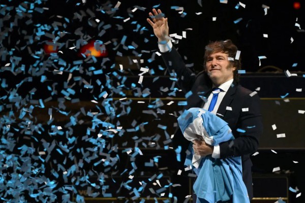 Tổng thống Argentina trình diễn nhạc rock trước sân khấu 15.000 người Tổng thống Argentina trình diễn nhạc rock trước sân khấu 15.000 người