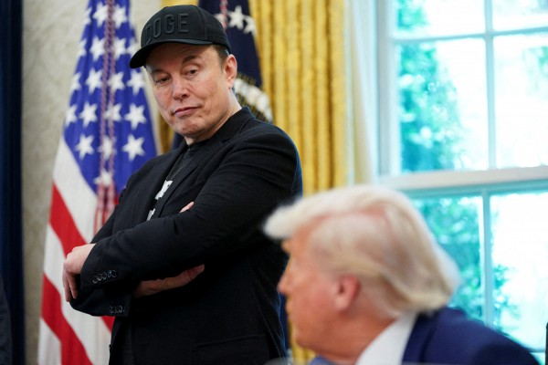 Tổng thống Trump đòi cắt tài trợ, tỉ phú Elon Musk thách thức 'làm ngay đi'