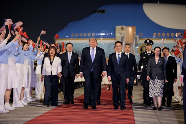 Tổng thống Trump hạ cánh xuống Bắc Kinh, bắt đầu chuyến công du Trung Quốc