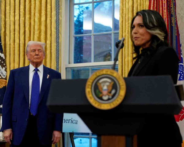 Tổng thống Trump tốn thêm 'tiền cược' vào cuộc chiến Iran