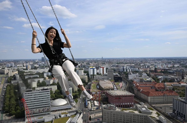 Trải nghiệm "bay qua Berlin" trên xích đu cao nhất châu Âu