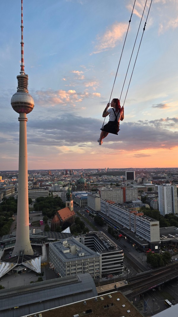 Trải nghiệm "bay qua Berlin" trên xích đu cao nhất châu Âu